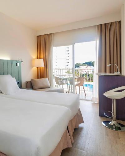 Habitación Comunicada con vistas a la piscina del hotel Sol Guadalupe. Foto 3