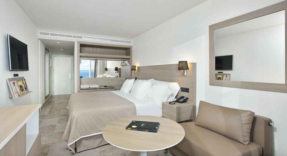 Habitación Meliá con vistas laterales al mar del hotel Melia Calviá Beach