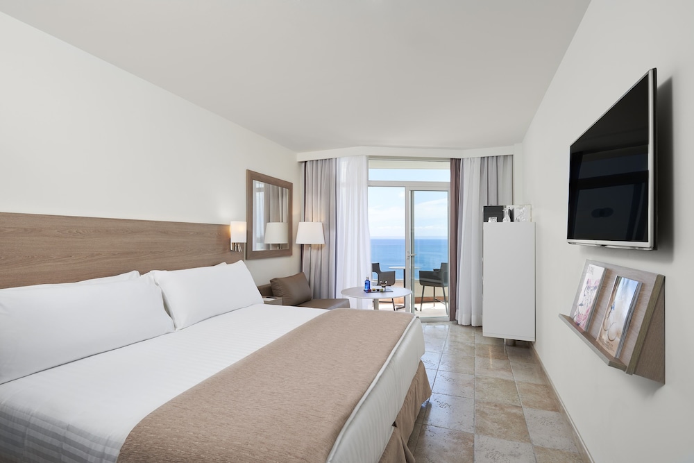Habitación Meliá con vistas laterales al mar del hotel Melia Calviá Beach. Foto 1