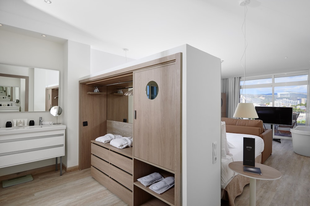 Junior Suite Familiar The Level del hotel Melia Calviá Beach. Foto 1