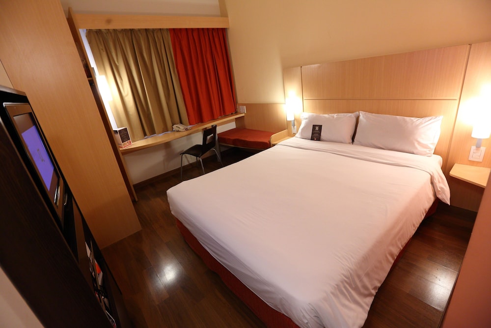 Habitación estándar, varias camas del hotel Ibis Buenos Aires Obelisco. Foto 1