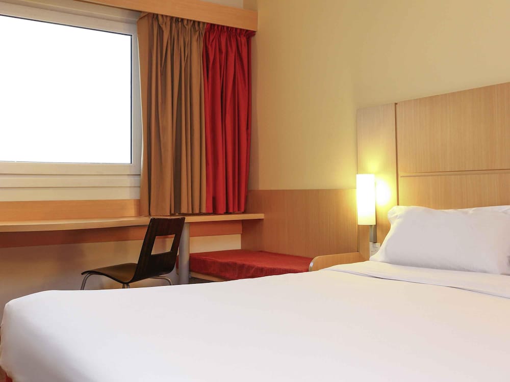 Habitación estándar, varias camas del hotel Ibis Buenos Aires Obelisco. Foto 4