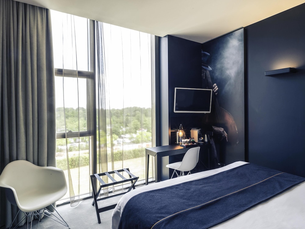 Habitación de categoría superior con una cama doble del hotel Mercure Zénith Nantes Saint-Herblain Hotel