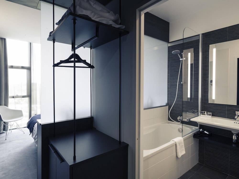 Habitación de categoría superior con una cama doble del hotel Mercure Zénith Nantes Saint-Herblain Hotel. Foto 1