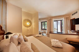 Preferred Club Junior Suite Vista Mar Frontal con terraza & bañera hidromasaje del hotel Secrets Mallorca Villamil Resort and Spa - Adults Only