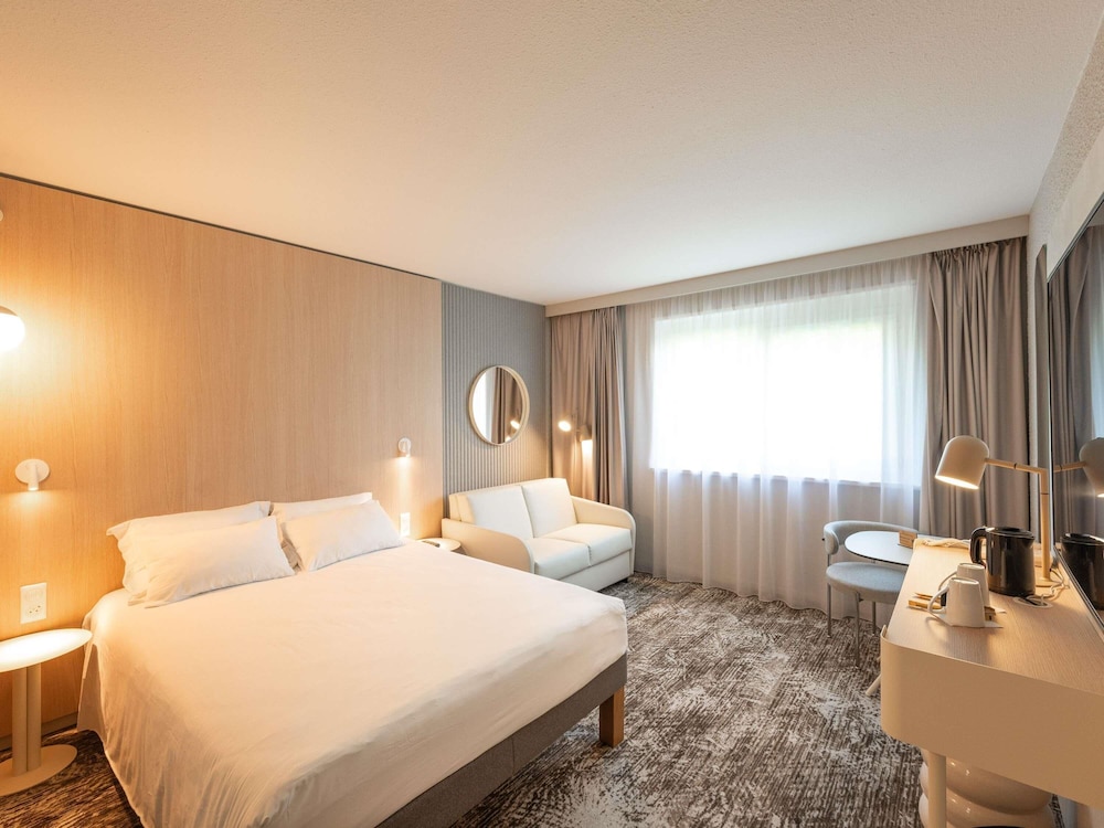 Habitación ejecutiva con 1 cama doble y 1 sofá - cama para 1 persona del hotel Novotel Macon Nord Autoroute du Soleil. Foto 1