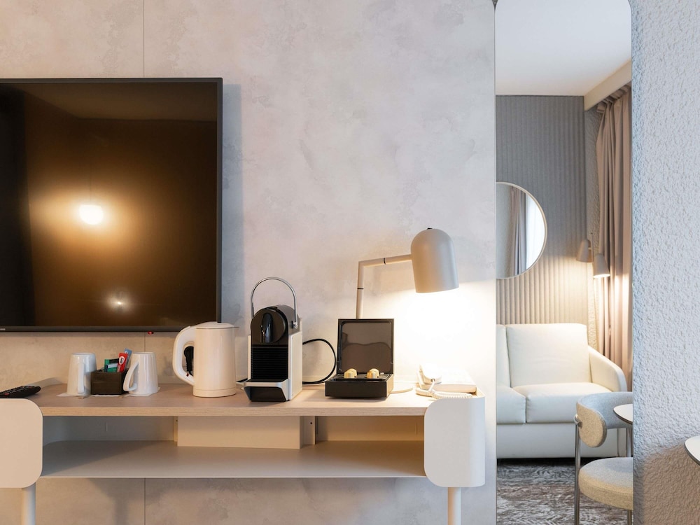 Habitación ejecutiva con 1 cama doble y 1 sofá - cama para 1 persona del hotel Novotel Macon Nord Autoroute du Soleil. Foto 2