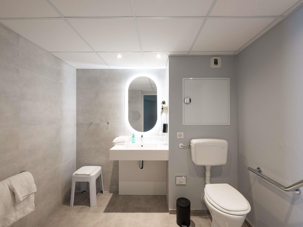 Habitación ejecutiva con 1 cama doble y 1 sofá - cama para 1 persona del hotel Novotel Macon Nord Autoroute du Soleil. Foto 3
