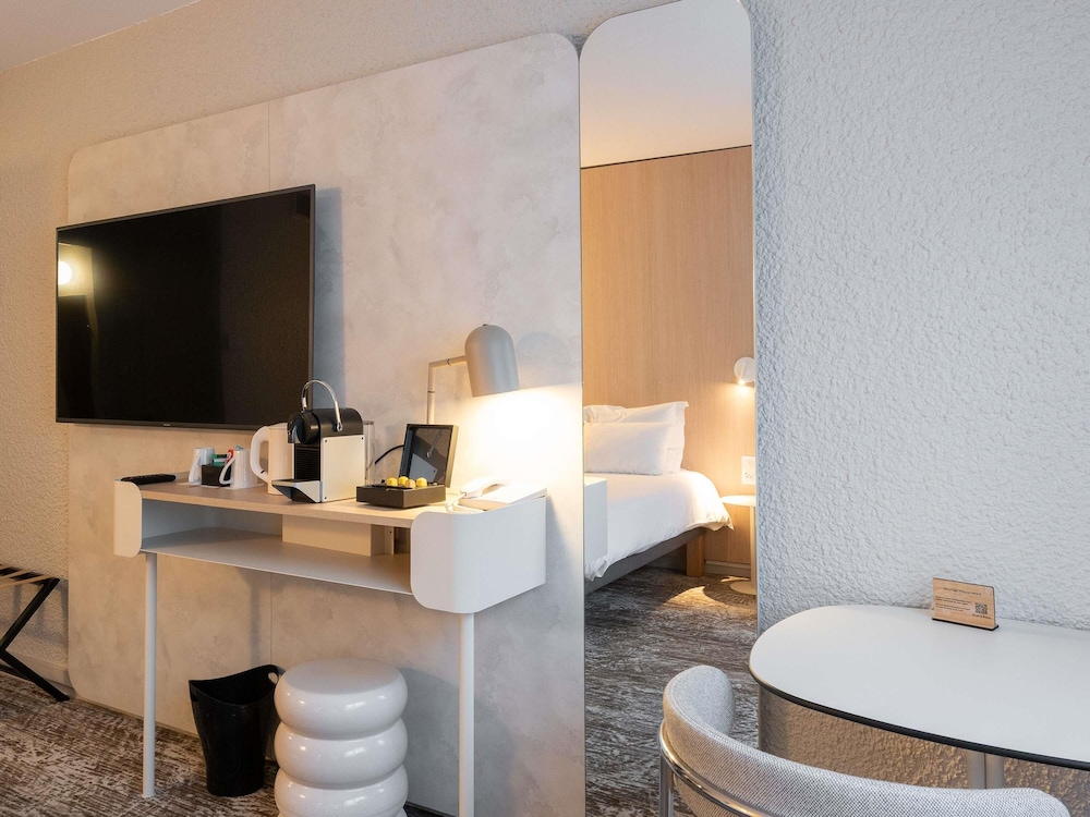 Habitación ejecutiva con 1 cama doble y 1 sofá - cama para 1 persona del hotel Novotel Macon Nord Autoroute du Soleil. Foto 4