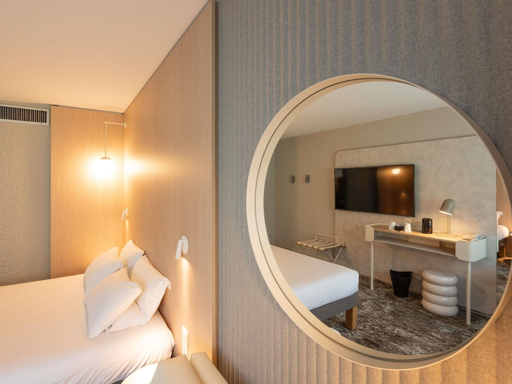Habitación ejecutiva con 1 cama doble y 1 sofá - cama para 1 persona del hotel Novotel Macon Nord Autoroute du Soleil. Foto 6