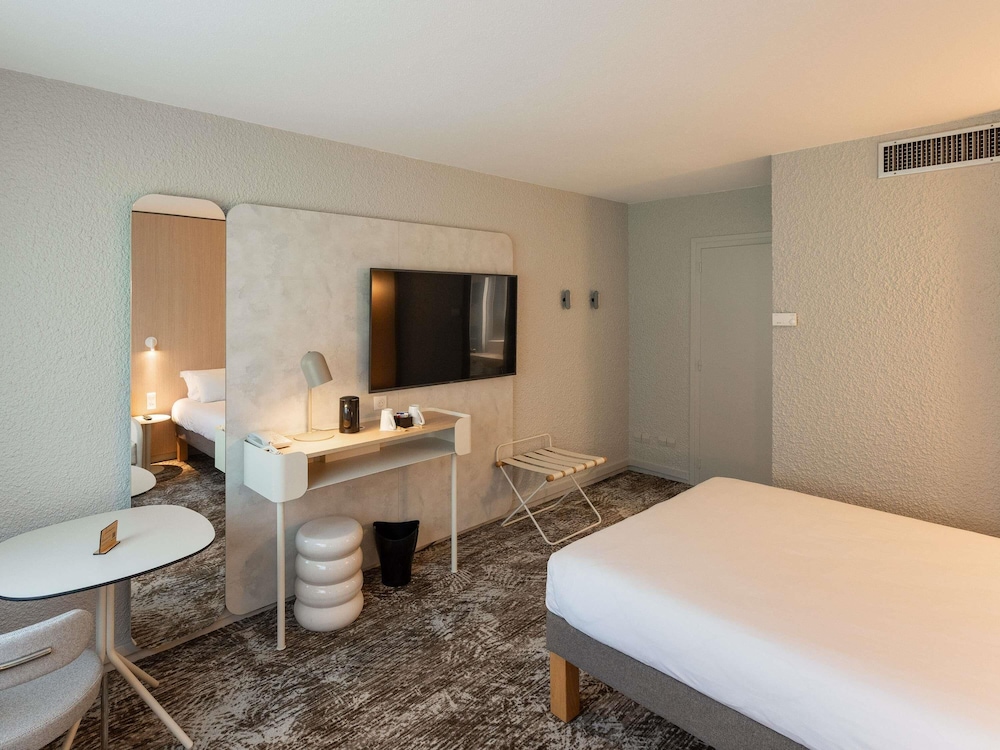 Habitación ejecutiva con 1 cama doble y 1 sofá - cama para 1 persona del hotel Novotel Macon Nord Autoroute du Soleil. Foto 7