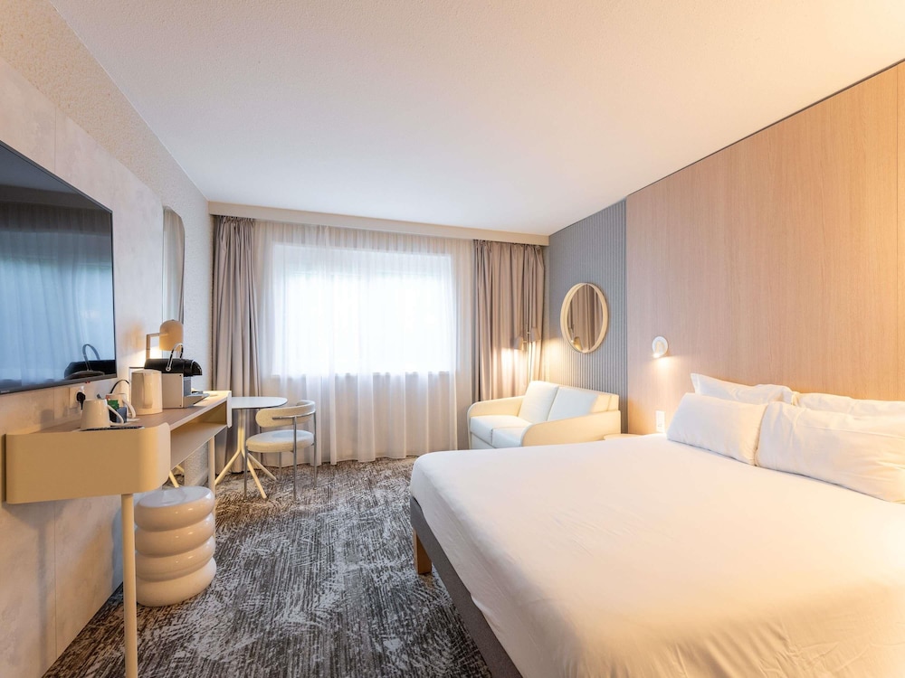 Habitación ejecutiva con 1 cama doble y 1 sofá - cama para 1 persona del hotel Novotel Macon Nord Autoroute du Soleil. Foto 8