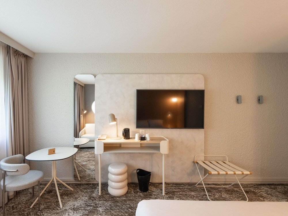Habitación ejecutiva con 1 cama doble y 1 sofá - cama para 1 persona del hotel Novotel Macon Nord Autoroute du Soleil. Foto 9