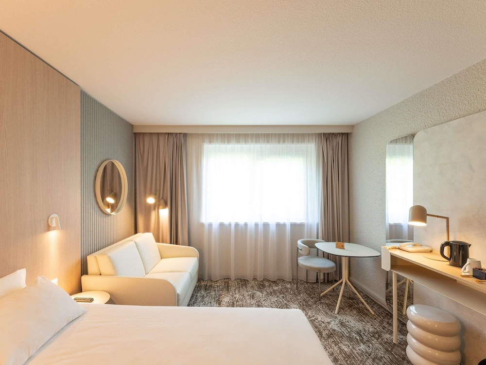 Habitación ejecutiva con 1 cama doble y 1 sofá - cama para 1 persona del hotel Novotel Macon Nord Autoroute du Soleil. Foto 10