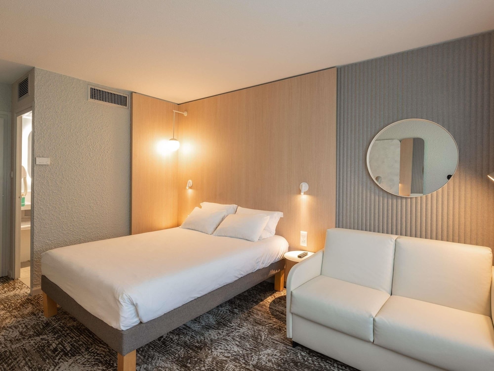 Habitacion Superior con 1 cama doble y Sofa del hotel Novotel Macon Nord Autoroute du Soleil. Foto 2