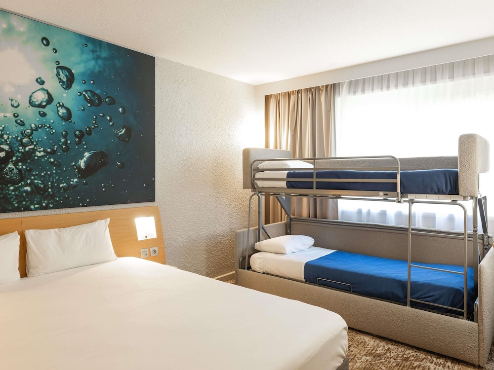 Habitación Estándar con 1 cama doble y 2 camas individuales del hotel Novotel Macon Nord Autoroute du Soleil