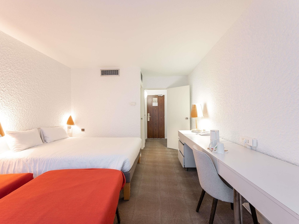 Habitación Estándar con 1 cama doble y 2 camas individuales del hotel Novotel Macon Nord Autoroute du Soleil. Foto 1