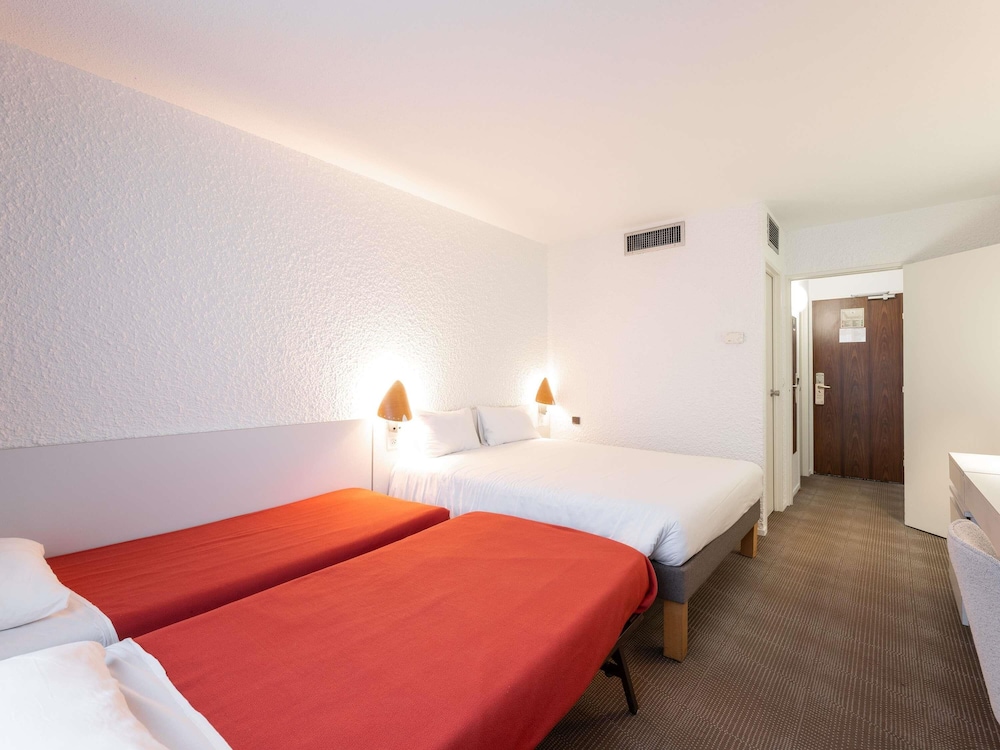 Habitación Estándar con 1 cama doble y 2 camas individuales del hotel Novotel Macon Nord Autoroute du Soleil. Foto 2