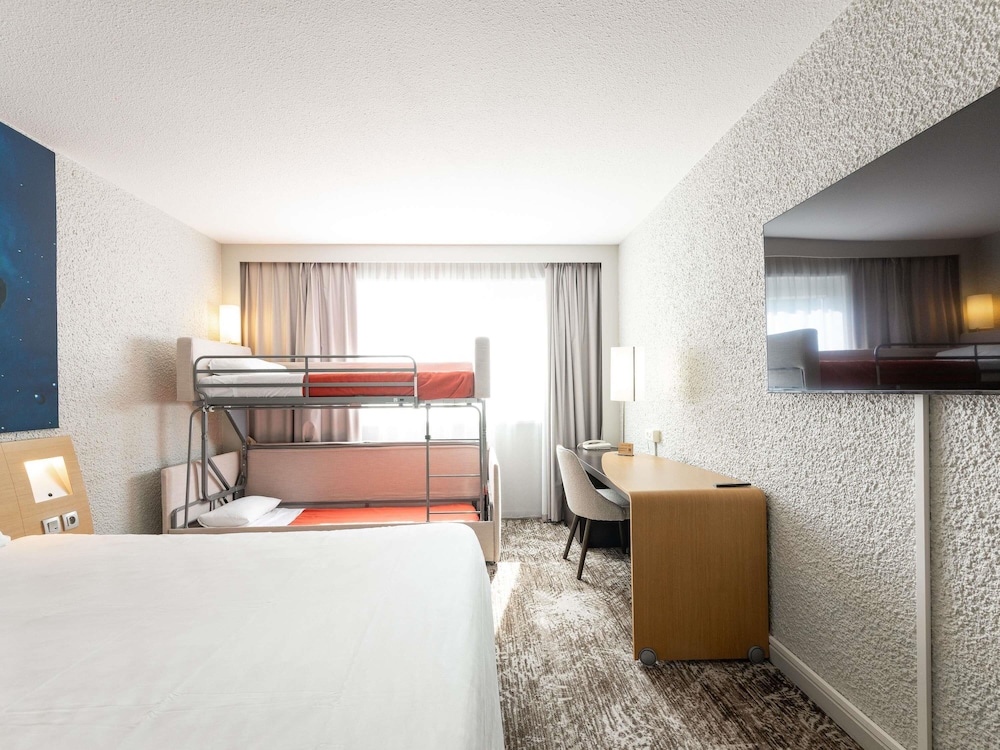 Habitación Estándar con 1 cama doble y 2 camas individuales del hotel Novotel Macon Nord Autoroute du Soleil. Foto 3