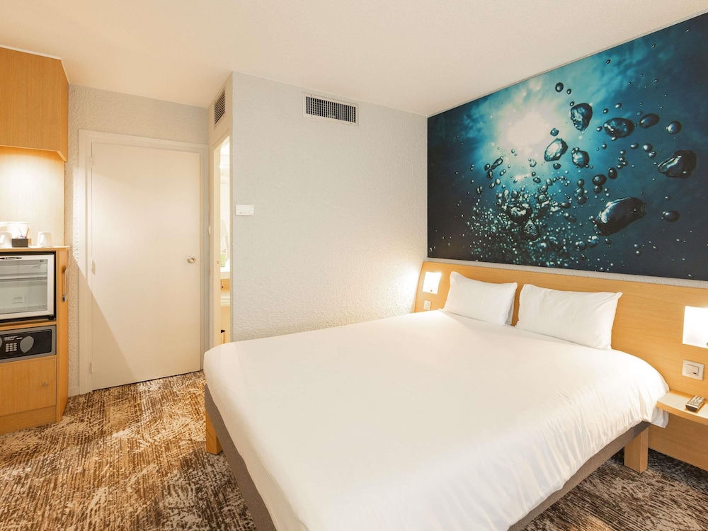 Habitación Estándar con 1 cama doble y 2 camas individuales del hotel Novotel Macon Nord Autoroute du Soleil. Foto 4