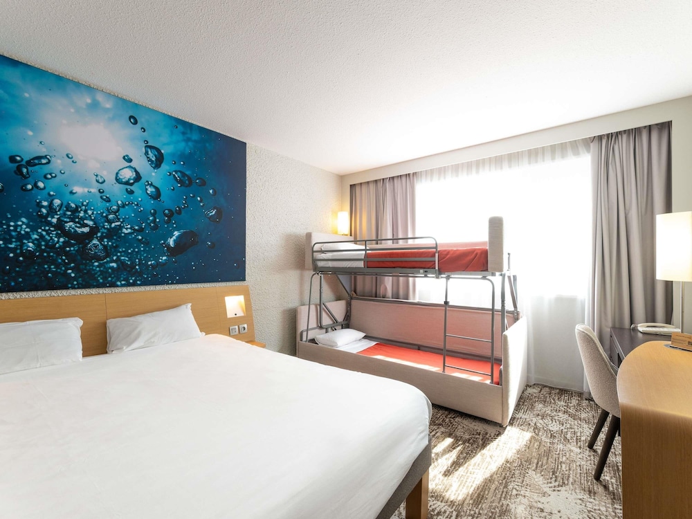 Habitación Estándar con 1 cama doble y 2 camas individuales del hotel Novotel Macon Nord Autoroute du Soleil. Foto 5