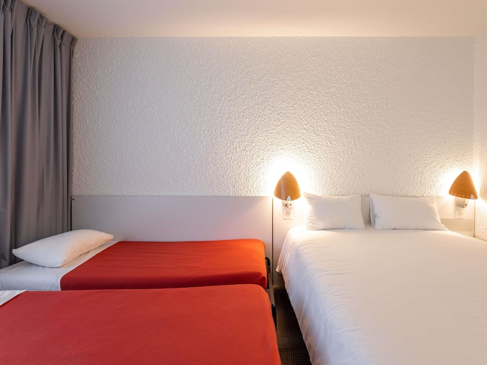 Habitación Estándar con 1 cama doble y 2 camas individuales del hotel Novotel Macon Nord Autoroute du Soleil. Foto 6