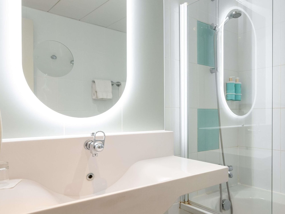 Habitación Estándar con 1 cama doble y 2 camas individuales del hotel Novotel Macon Nord Autoroute du Soleil. Foto 8