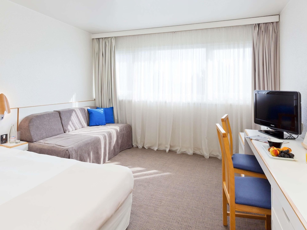 Habitación Estándar con 1 cama doble y sofá del hotel Novotel Macon Nord Autoroute du Soleil
