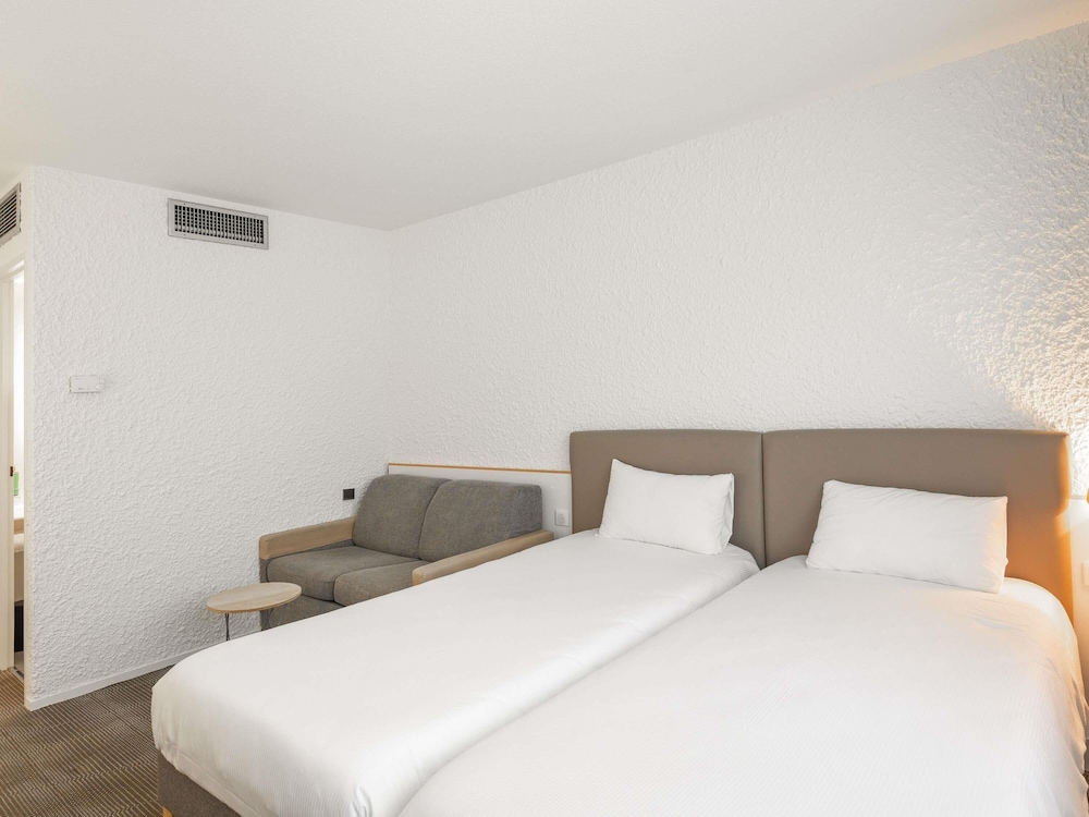 Habitación Estándar con 1 cama doble y sofá del hotel Novotel Macon Nord Autoroute du Soleil. Foto 1
