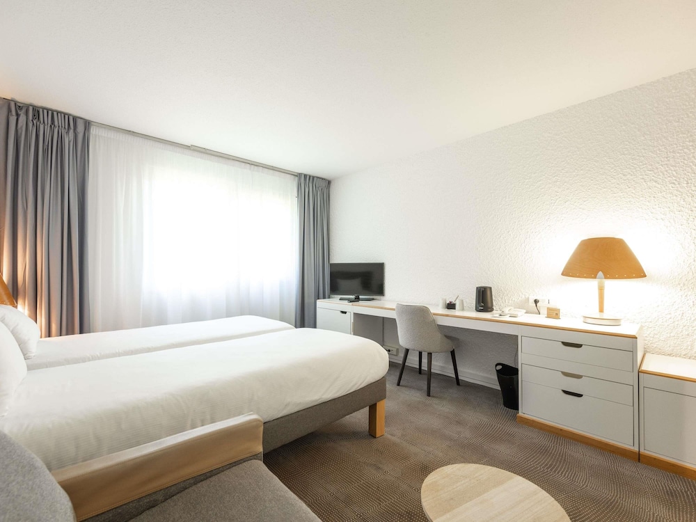 Habitación Estándar con 1 cama doble y sofá del hotel Novotel Macon Nord Autoroute du Soleil. Foto 2