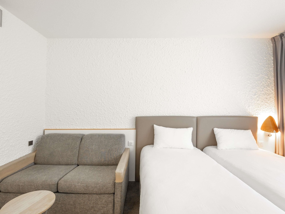 Habitación Estándar con 1 cama doble y sofá del hotel Novotel Macon Nord Autoroute du Soleil. Foto 3