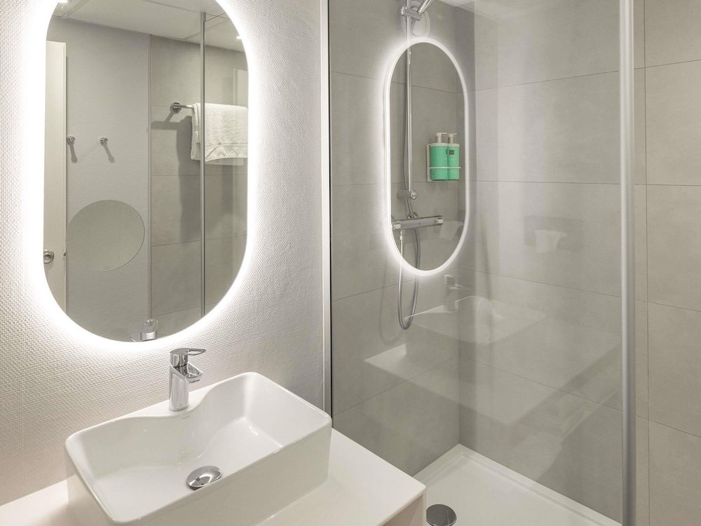 Habitación Estándar con 1 cama doble y sofá del hotel Novotel Macon Nord Autoroute du Soleil. Foto 4