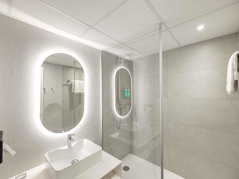 Habitación Estándar con 1 cama doble y sofá del hotel Novotel Macon Nord Autoroute du Soleil. Foto 5