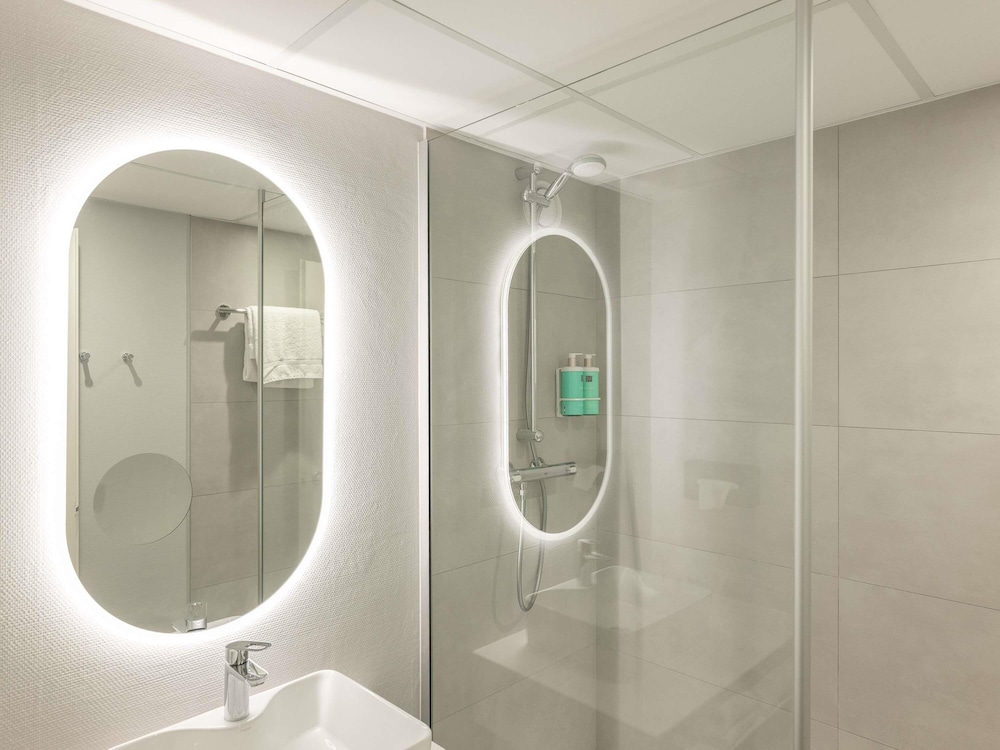 Habitación Estándar con 1 cama doble y sofá del hotel Novotel Macon Nord Autoroute du Soleil. Foto 6
