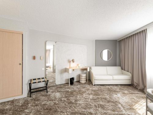 Habitación estándar con 1 cama doble y 3 camas individuales del hotel Novotel Macon Nord Autoroute du Soleil