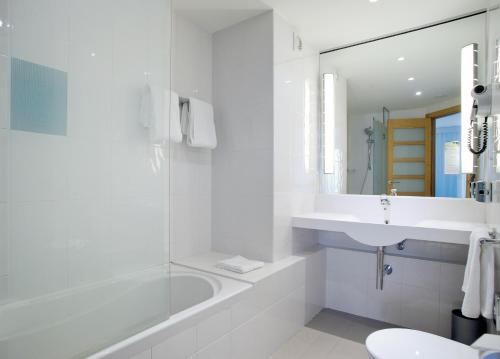 Habitación estándar con 1 cama doble y 3 camas individuales del hotel Novotel Macon Nord Autoroute du Soleil. Foto 4