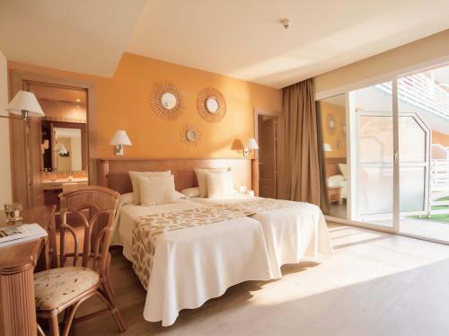 Habitación Doble con Cama supletoria del hotel Ona Palmira Paguera. Foto 1