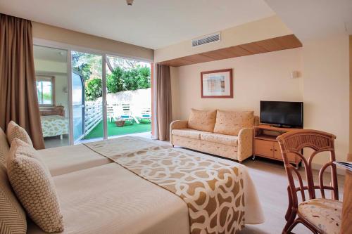 Habitación Doble con Cama supletoria del hotel Ona Palmira Paguera. Foto 2