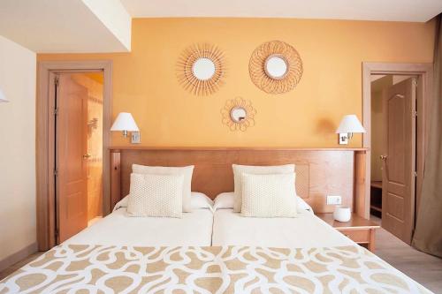 Habitación Doble con Cama supletoria del hotel Ona Palmira Paguera. Foto 3