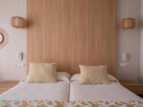 Habitación triple Superior 3 camas individuales del hotel Ona Palmira Paguera. Foto 1