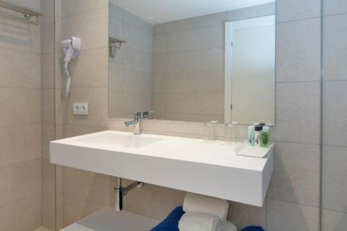 Habitación Deluxe del hotel Ona Palmira Paguera. Foto 6
