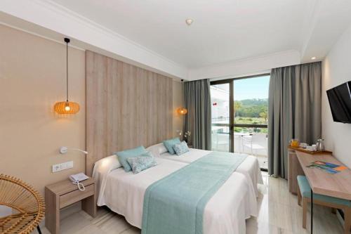 Habitación Deluxe del hotel Ona Palmira Paguera. Foto 7