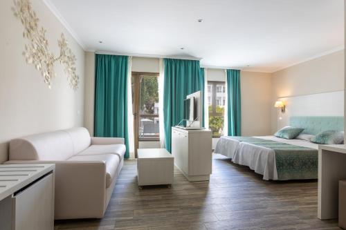 Habitación Doble Superior con vistas a la piscina del hotel Ona Palmira Paguera. Foto 1
