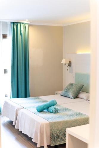 Habitación Doble Superior con vistas a la piscina del hotel Ona Palmira Paguera. Foto 4