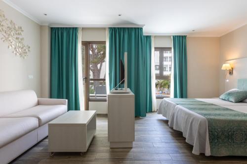 Habitación Doble Superior con vistas a la piscina del hotel Ona Palmira Paguera. Foto 6