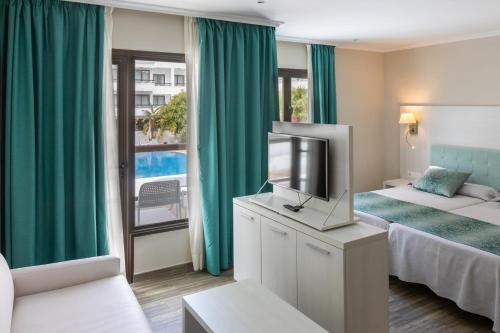 Habitación Doble Superior con vistas a la piscina del hotel Ona Palmira Paguera. Foto 7