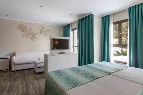 Habitación Doble Superior con vistas a la piscina del hotel Ona Palmira Paguera. Foto 9