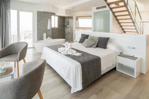 Suite Deluxe con vistas al mar del hotel Amic Horizonte. Foto 4