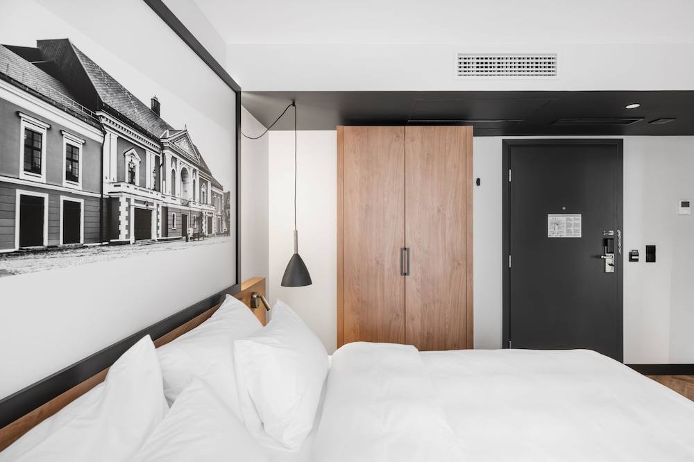 Habitación clásica con cama doble del hotel Mercure Klaipeda City. Foto 1