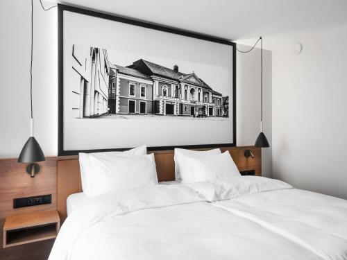 Habitación superior con cama doble o individual y balcón del hotel Mercure Klaipeda City. Foto 3